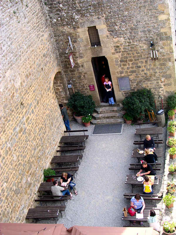 Tavolini e enoteca nella Fortezza di Montalcino